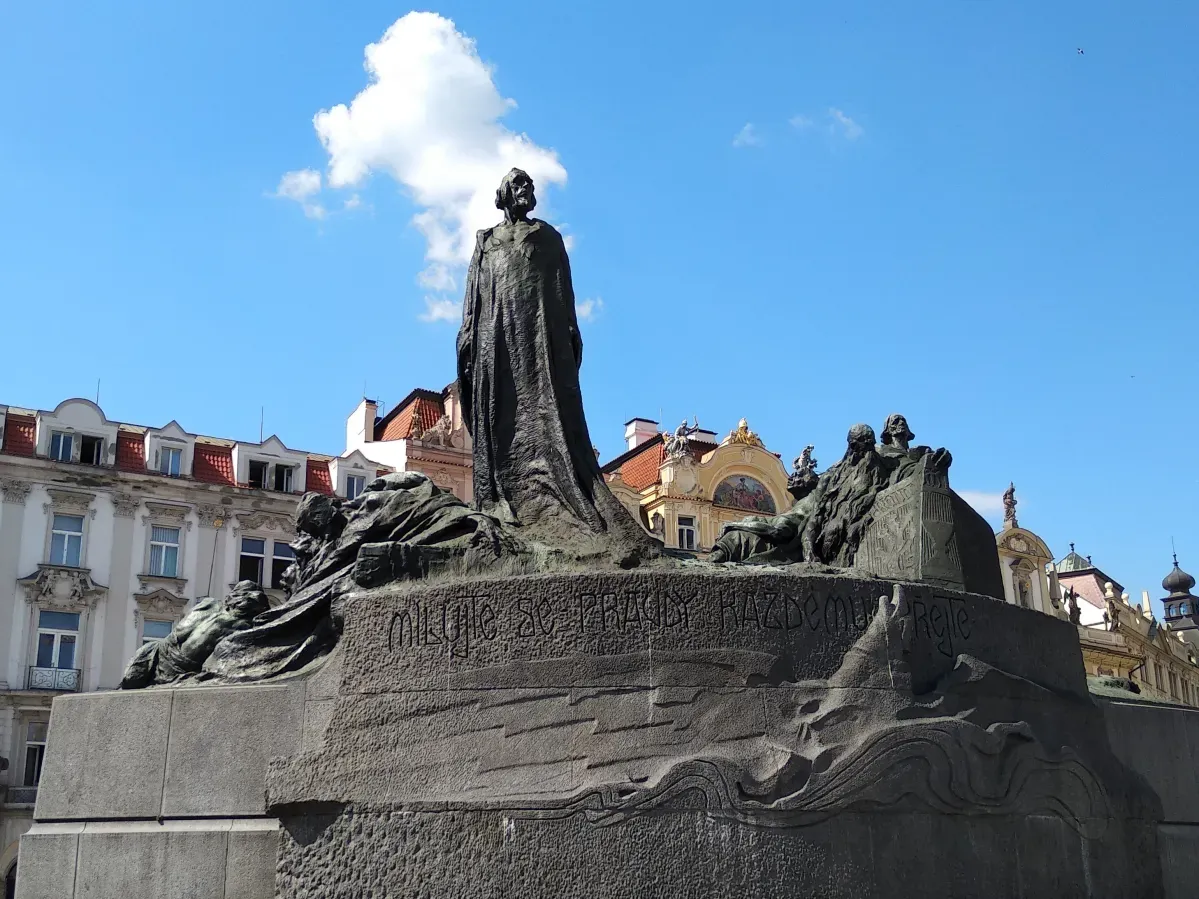 Artículo especializado sobre Jan Hus como precursor de la Reforma Protestante con contenido visual