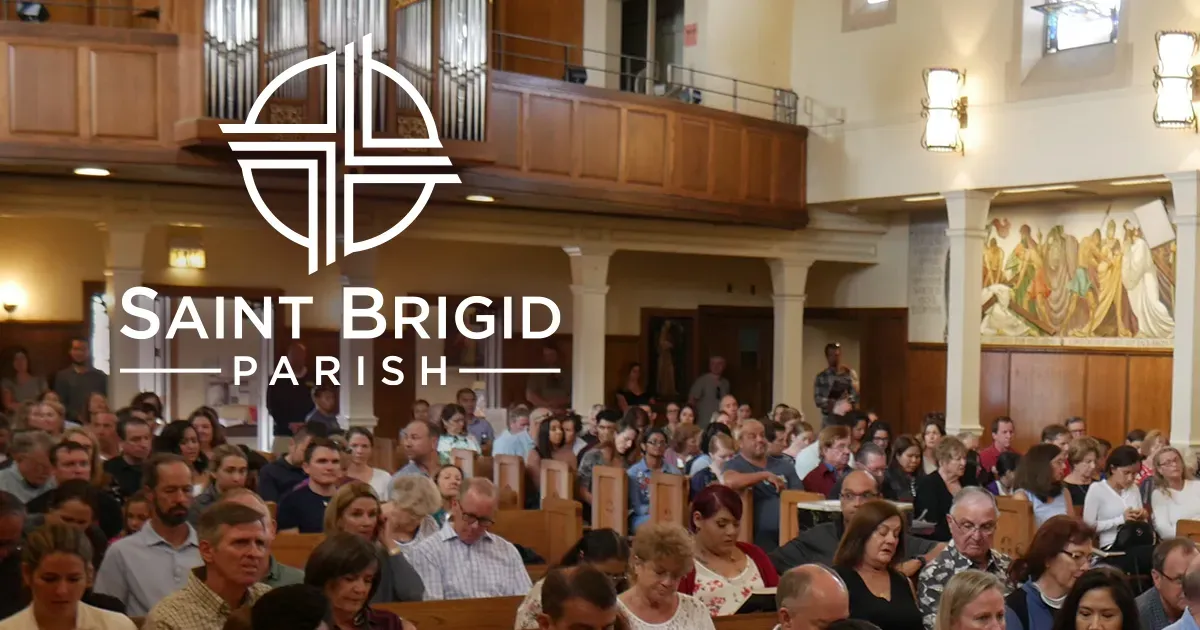 Estatua de Santa Brígida en la entrada de la iglesia, representándola con una vaca y un bastón de obispo en forma de gancho.