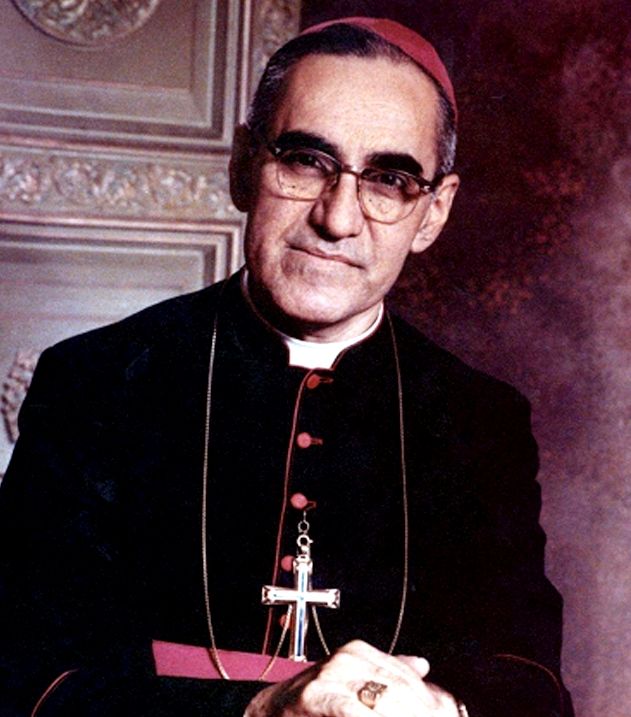 Artículo enciclopédico con fotografías históricas de Óscar Romero en diferentes etapas de su vida, incluyendo retratos como arzobispo